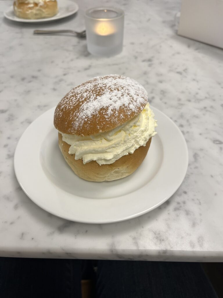 Ett bakverk på en tallrik